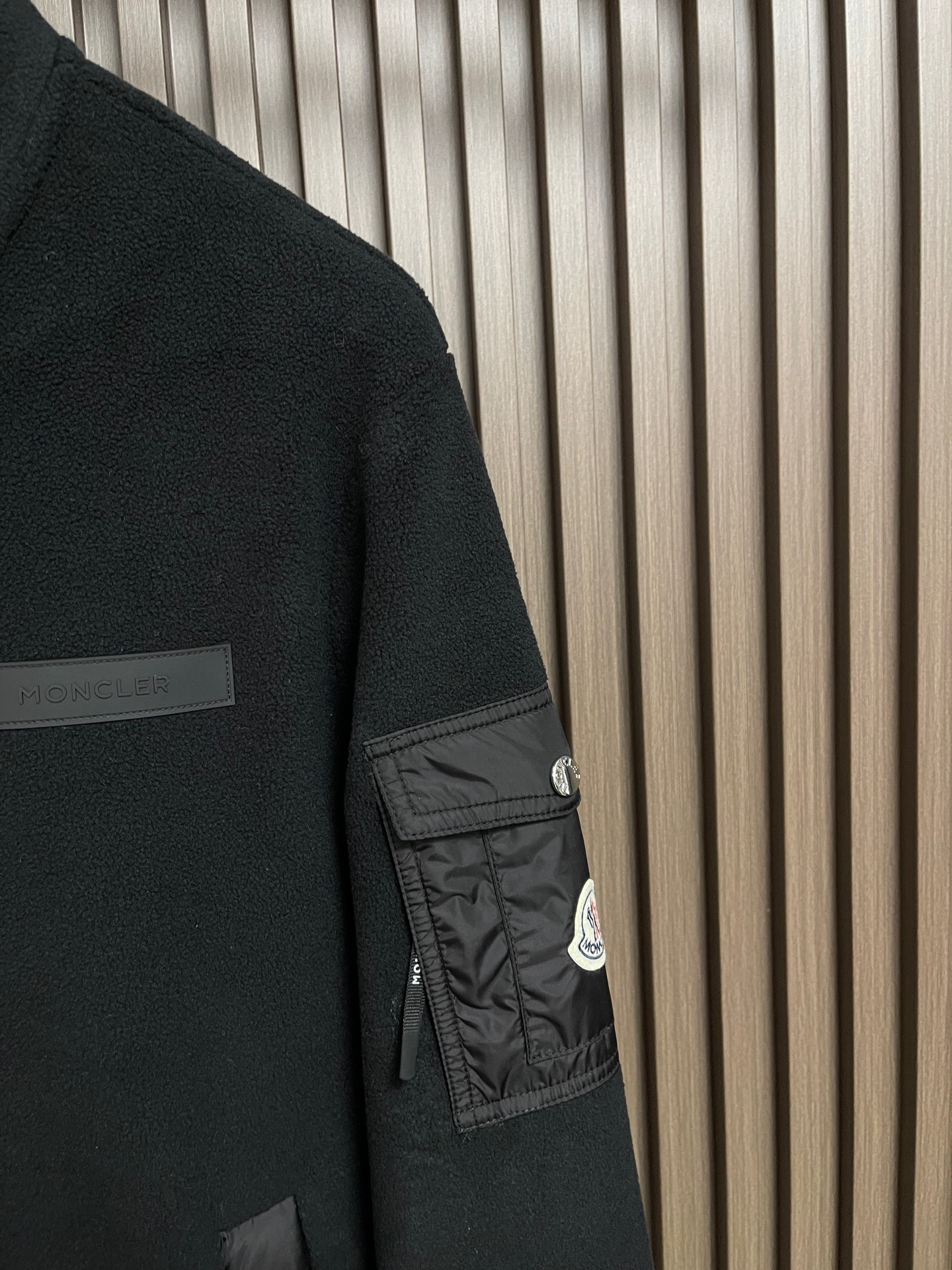 🛒🛒Moncler 2026SS 口袋标识摇粒绒拉链外套,选用100%聚酯纤维通过高科技加工编制成的羊妃绒面料,表面有一 🛒🛒Moncler 2026SS 口袋标识摇粒绒拉链外套,选用100%聚酯纤维通过高科技加工编制成的羊妃绒面料,表面有一