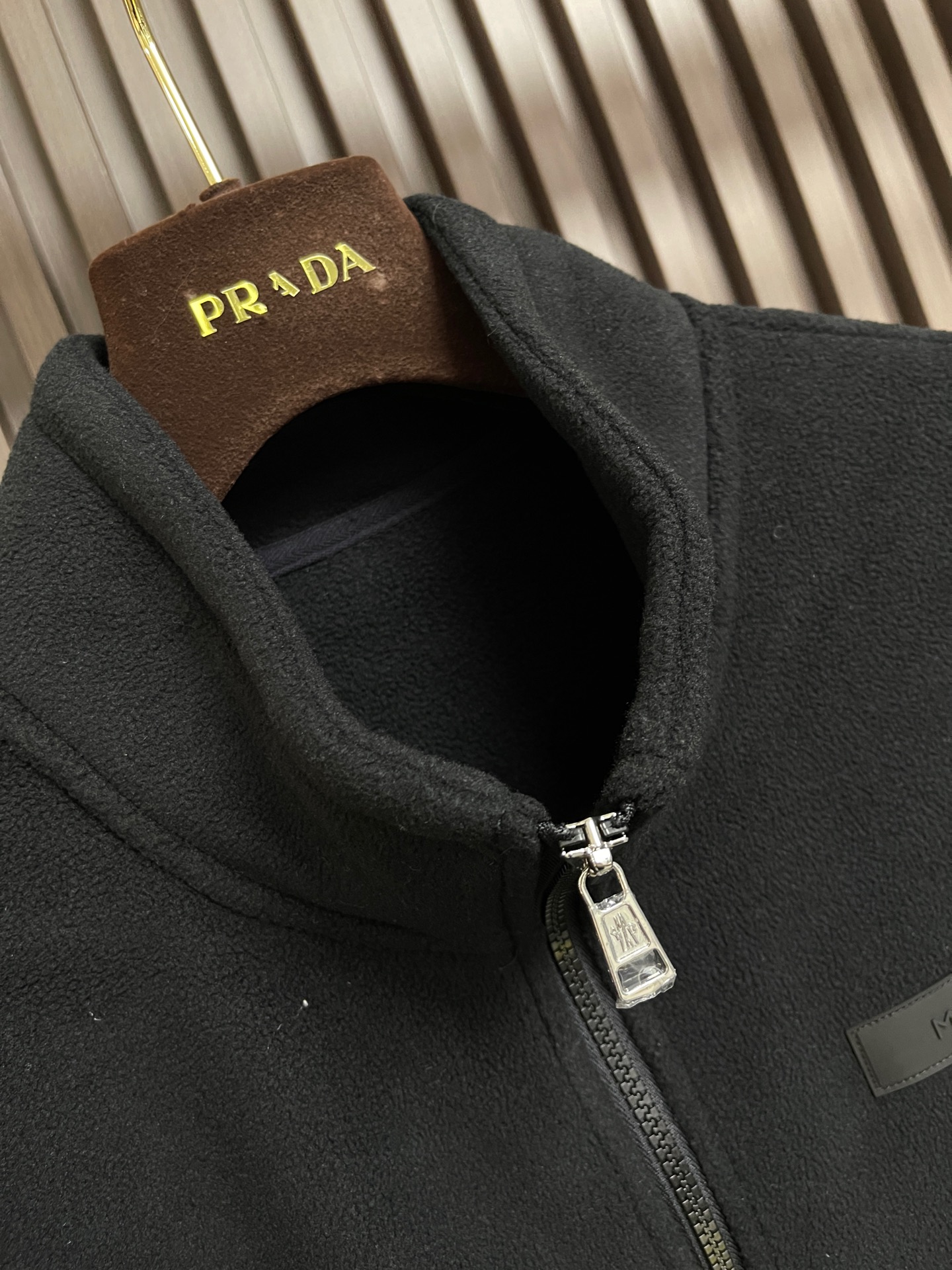 🛒🛒Moncler 2026SS 口袋标识摇粒绒拉链外套,选用100%聚酯纤维通过高科技加工编制成的羊妃绒面料,表面有一 🛒🛒Moncler 2026SS 口袋标识摇粒绒拉链外套,选用100%聚酯纤维通过高科技加工编制成的羊妃绒面料,表面有一