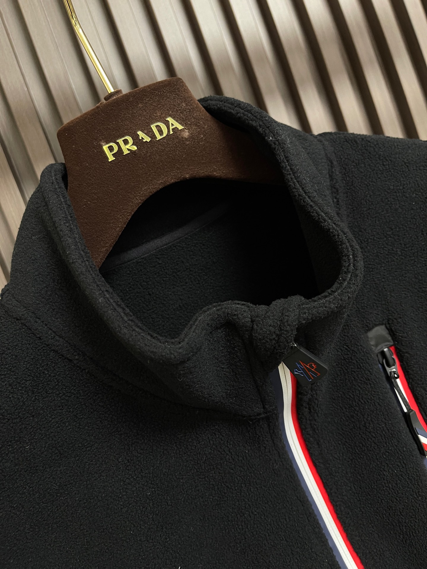 🛒🛒MONCLER 2026SS秋冬新款摇粒绒立领拉链外套，五金辅料全品相订单，秋季实穿性很高的一款，合体的剪裁密度高挺