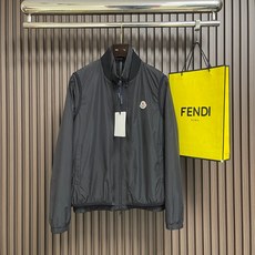 🛒🛒Moncler 三合一可拆卸夹克外套,主体与可拆卸均选用100%聚酯纤维面料,经过精密平纹织造与后整理工艺,布面平滑 🛒🛒Moncler 三合一可拆卸夹克外套,主体与可拆卸均选用100%聚酯纤维面料,经过精密平纹织造与后整理工艺,布面平滑