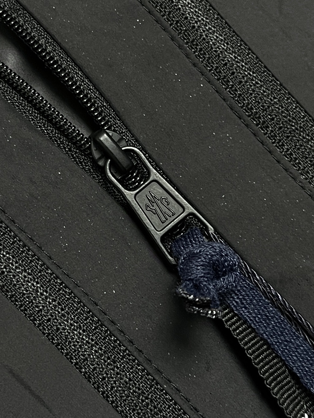 🛒🛒Moncler 三合一可拆卸夹克外套,主体与可拆卸均选用100%聚酯纤维面料,经过精密平纹织造与后整理工艺,布面平滑 🛒🛒Moncler 三合一可拆卸夹克外套,主体与可拆卸均选用100%聚酯纤维面料,经过精密平纹织造与后整理工艺,布面平滑