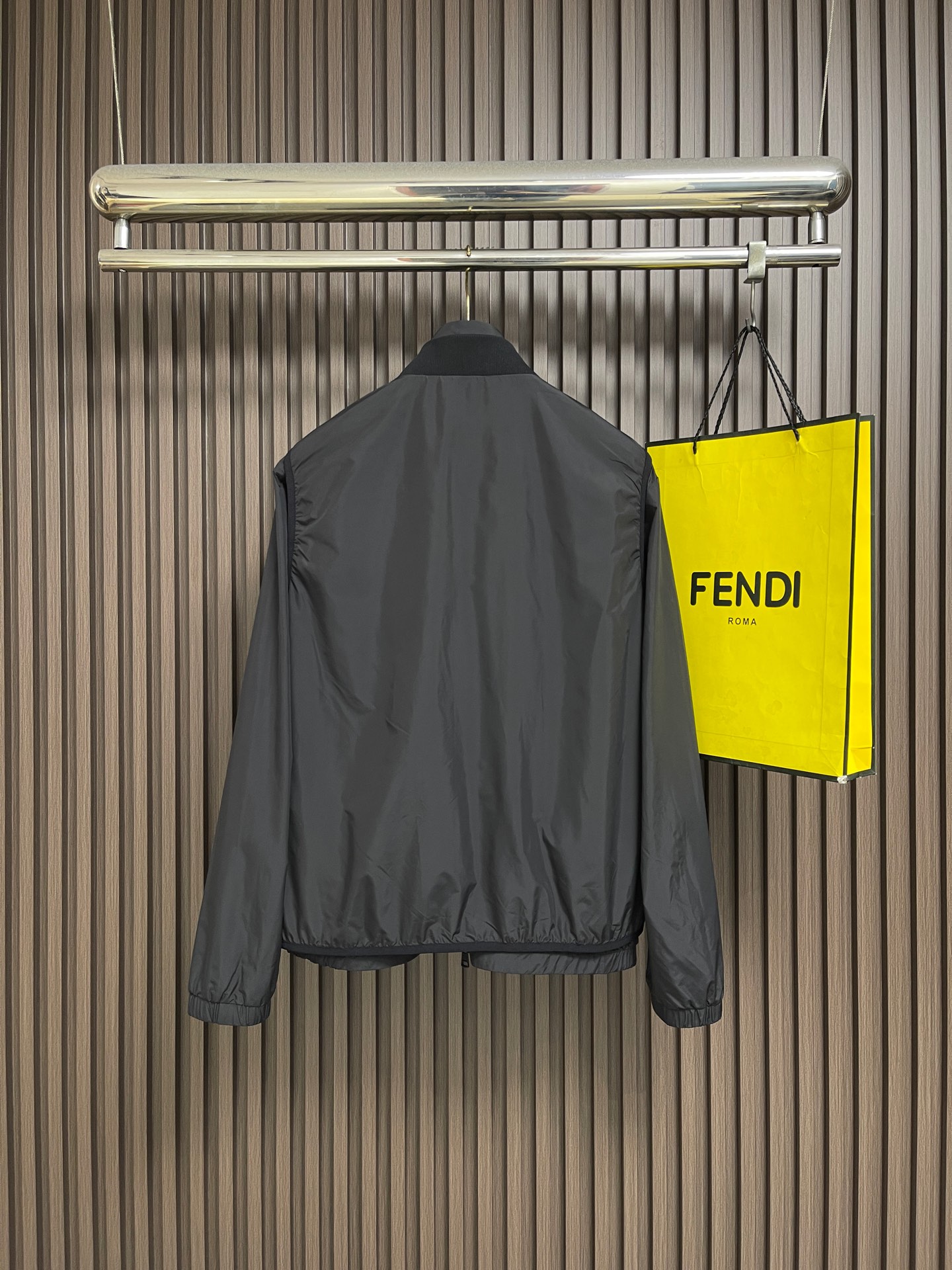 🛒🛒Moncler 三合一可拆卸夹克外套,主体与可拆卸均选用100%聚酯纤维面料,经过精密平纹织造与后整理工艺,布面平滑 🛒🛒Moncler 三合一可拆卸夹克外套,主体与可拆卸均选用100%聚酯纤维面料,经过精密平纹织造与后整理工艺,布面平滑