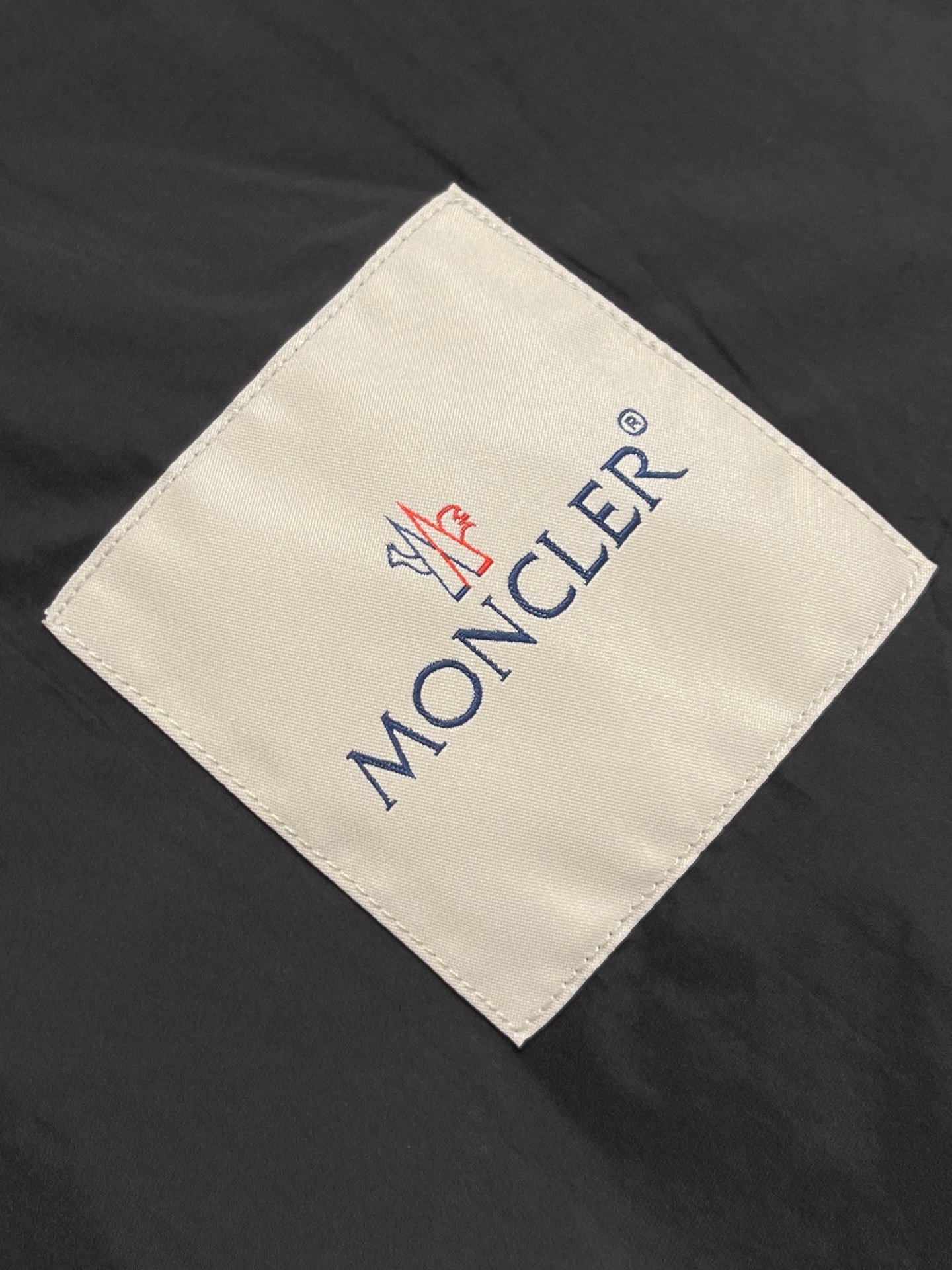 🛒🛒Moncler 三合一可拆卸夹克外套,主体与可拆卸均选用100%聚酯纤维面料,经过精密平纹织造与后整理工艺,布面平滑 🛒🛒Moncler 三合一可拆卸夹克外套,主体与可拆卸均选用100%聚酯纤维面料,经过精密平纹织造与后整理工艺,布面平滑