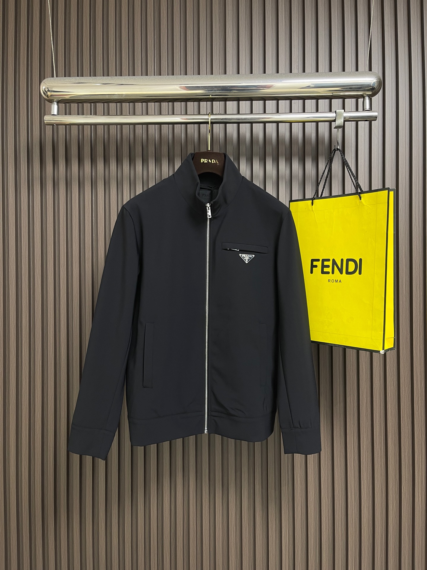 🛒🛒Prada 2026SS新款三角微标空气层拉链夹克,这款夹克采用空气层面料制作而成,胸前拉链口袋搭配有经典三角微标, 🛒🛒Prada 2026SS新款三角微标空气层拉链夹克,这款夹克采用空气层面料制作而成,胸前拉链口袋搭配有经典三角微标,