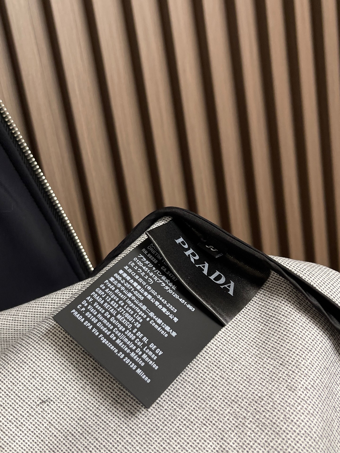 🛒🛒Prada 2026SS新款三角微标空气层拉链夹克，这款夹克采用空气层面料制作而成，胸前拉链口袋搭配有经典三角微标，