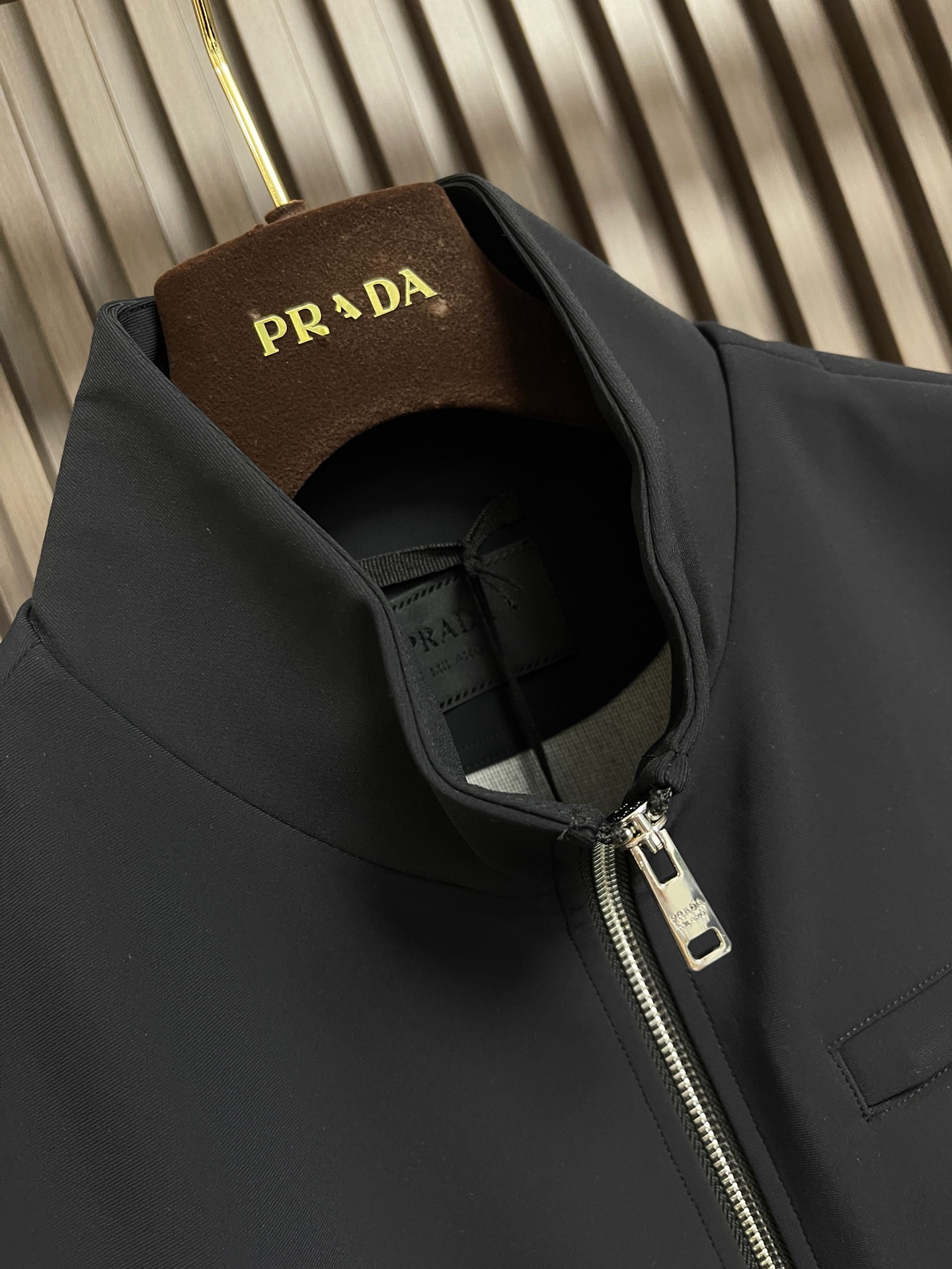 🛒🛒Prada 2026SS新款三角微标空气层拉链夹克，这款夹克采用空气层面料制作而成，胸前拉链口袋搭配有经典三角微标，