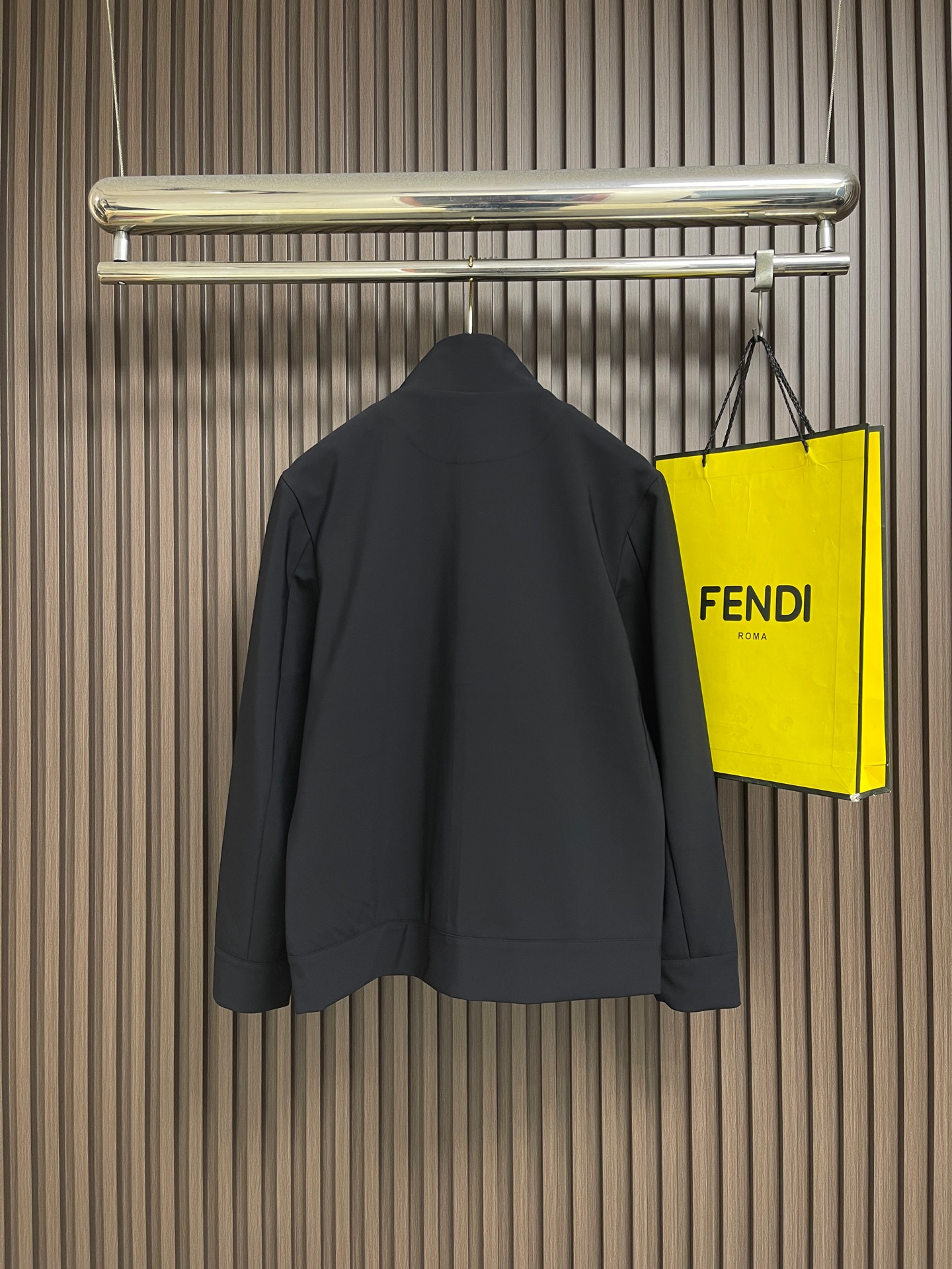 🛒🛒Prada 2026SS新款三角微标空气层拉链夹克，这款夹克采用空气层面料制作而成，胸前拉链口袋搭配有经典三角微标，