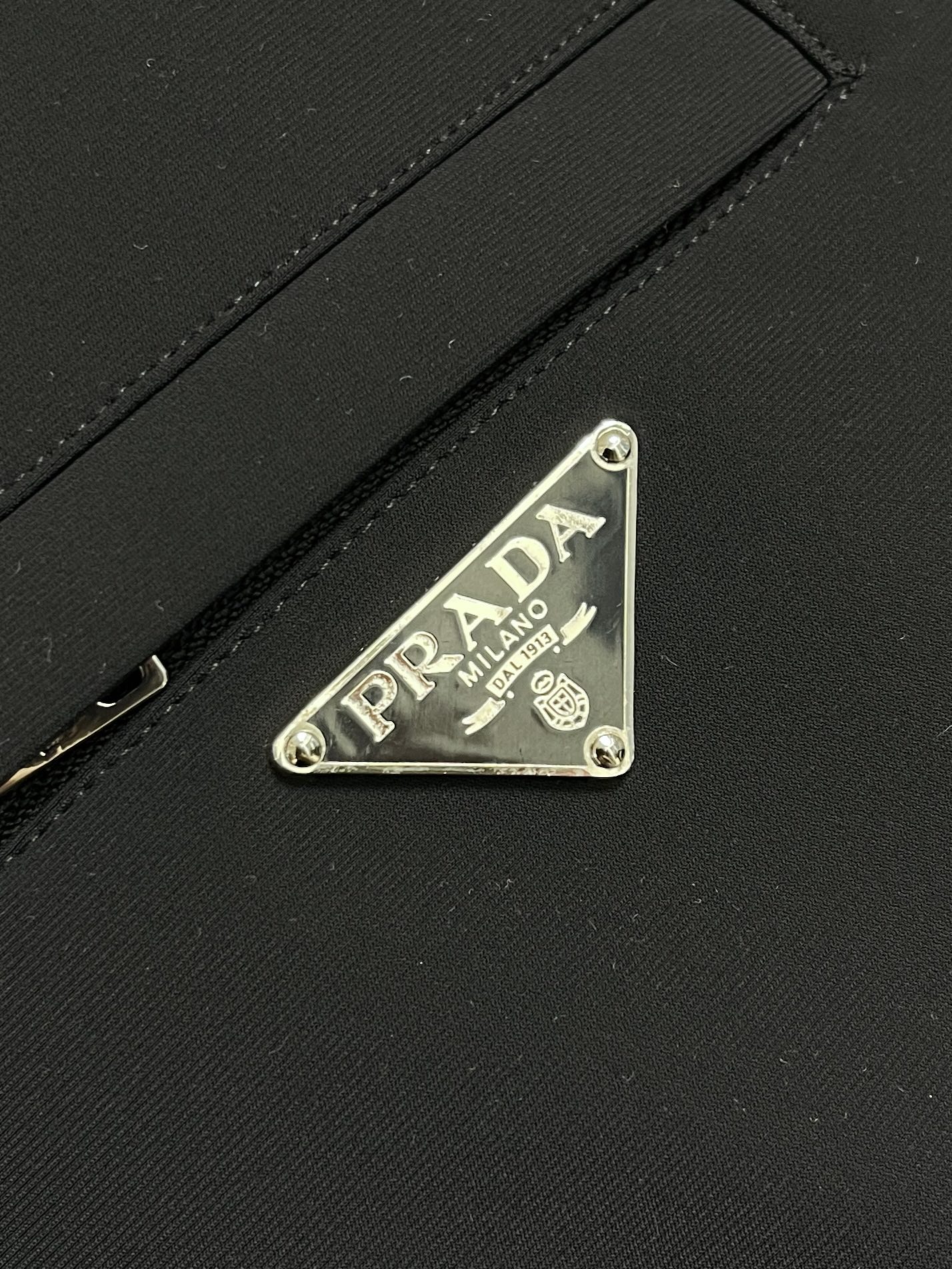 🛒🛒Prada 2026SS新款三角微标空气层拉链夹克，这款夹克采用空气层面料制作而成，胸前拉链口袋搭配有经典三角微标，
