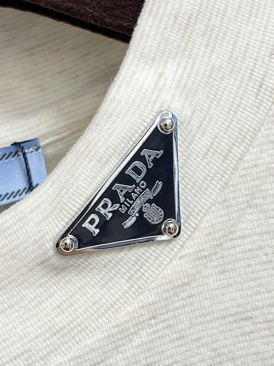 🛒🛒PRADA 三角标高领长袖T恤,传统简约魅力与运动格调于此交汇。修身轮廓结合高圆领设计,以标志性三角形徽标点睛, 🛒🛒PRADA 三角标高领长袖T恤,传统简约魅力与运动格调于此交汇。修身轮廓结合高圆领设计,以标志性三角形徽标点睛,