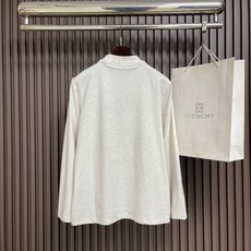 🛒🛒PRADA 三角标高领长袖T恤,传统简约魅力与运动格调于此交汇。修身轮廓结合高圆领设计,以标志性三角形徽标点睛, 🛒🛒PRADA 三角标高领长袖T恤,传统简约魅力与运动格调于此交汇。修身轮廓结合高圆领设计,以标志性三角形徽标点睛,