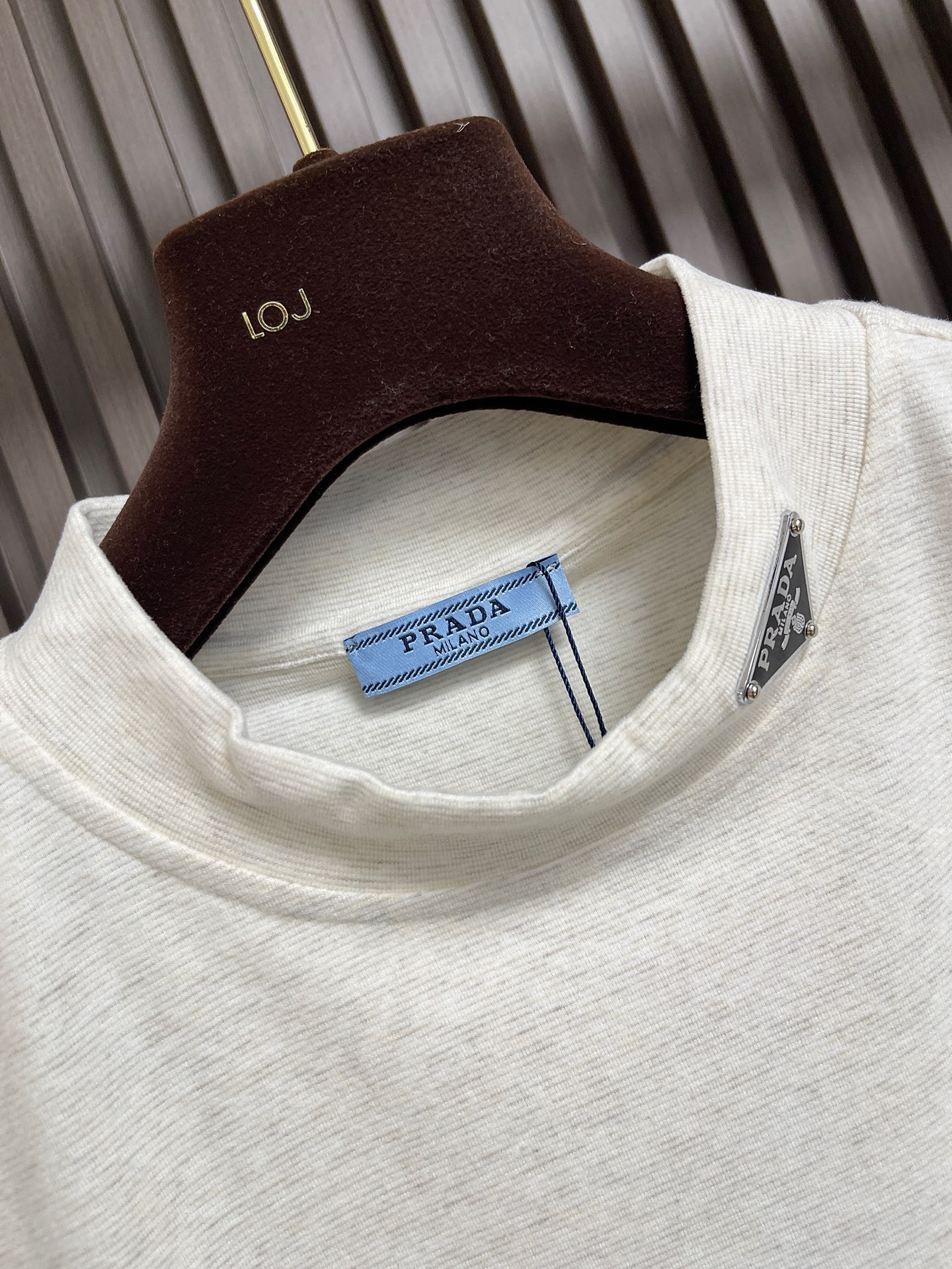 🛒🛒PRADA 三角标高领长袖T恤,传统简约魅力与运动格调于此交汇。修身轮廓结合高圆领设计,以标志性三角形徽标点睛, 🛒🛒PRADA 三角标高领长袖T恤,传统简约魅力与运动格调于此交汇。修身轮廓结合高圆领设计,以标志性三角形徽标点睛,