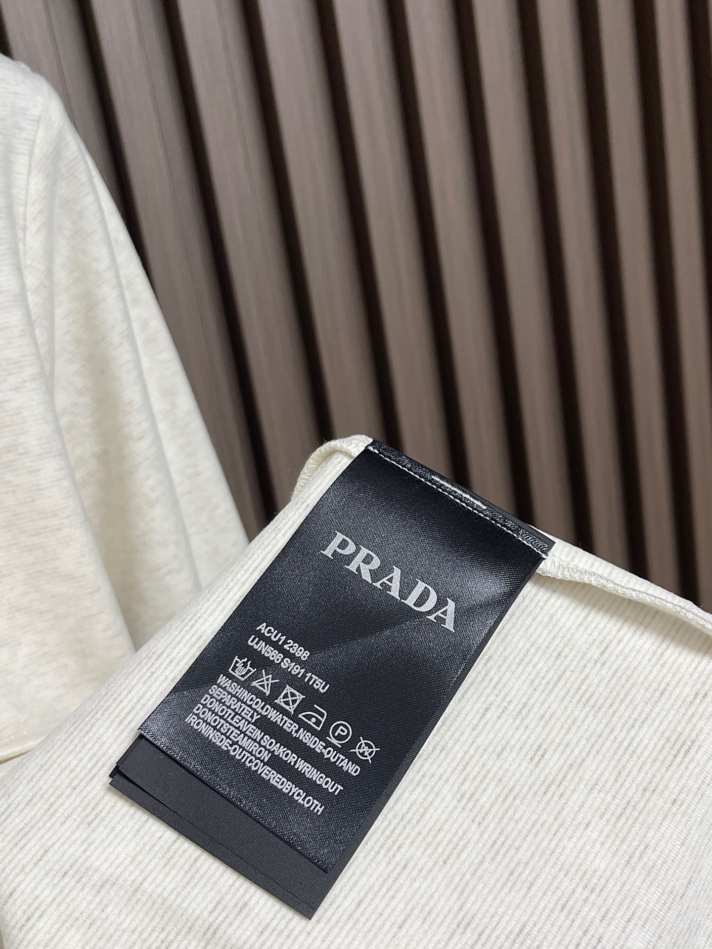 🛒🛒PRADA 三角标高领长袖T恤,传统简约魅力与运动格调于此交汇。修身轮廓结合高圆领设计,以标志性三角形徽标点睛, 🛒🛒PRADA 三角标高领长袖T恤,传统简约魅力与运动格调于此交汇。修身轮廓结合高圆领设计,以标志性三角形徽标点睛,