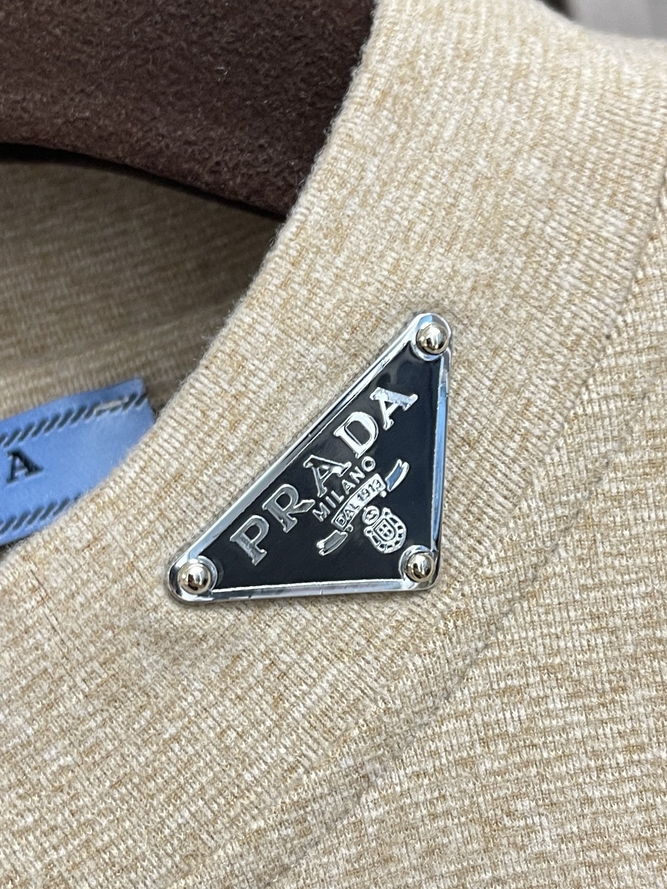 🛒🛒PRADA   三角标高领长袖T恤，传统简约魅力与运动格调于此交汇。修身轮廓结合高圆领设计，以标志性三角形徽标点睛，
