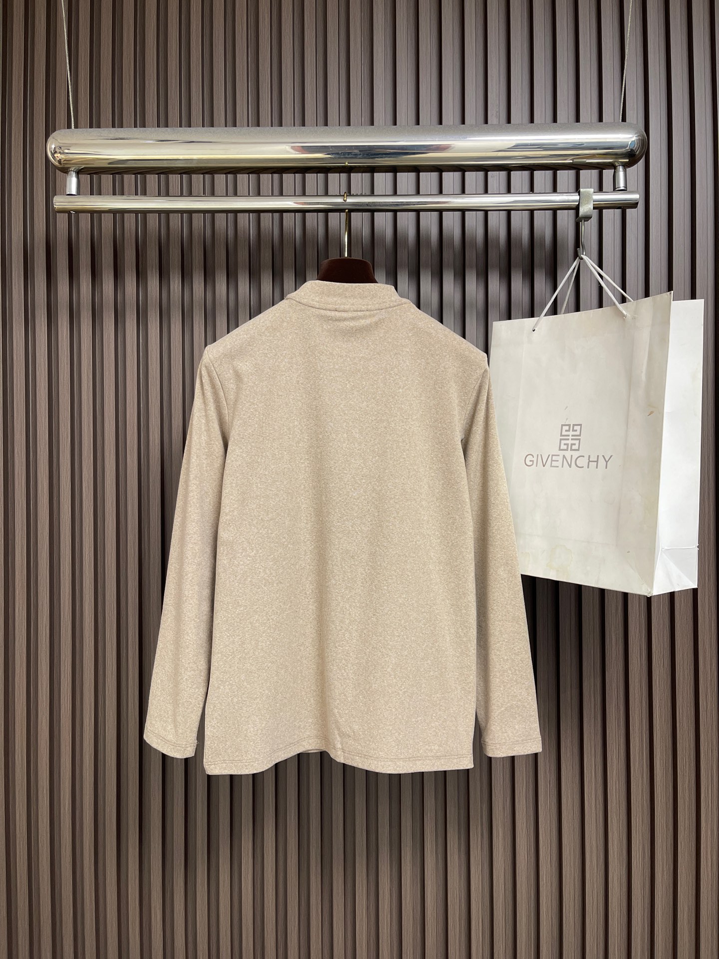 🛒🛒PRADA   三角标高领长袖T恤，传统简约魅力与运动格调于此交汇。修身轮廓结合高圆领设计，以标志性三角形徽标点睛，