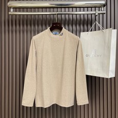 🛒🛒PRADA 三角标高领长袖T恤,传统简约魅力与运动格调于此交汇。修身轮廓结合高圆领设计,以标志性三角形徽标点睛, 🛒🛒PRADA 三角标高领长袖T恤,传统简约魅力与运动格调于此交汇。修身轮廓结合高圆领设计,以标志性三角形徽标点睛,