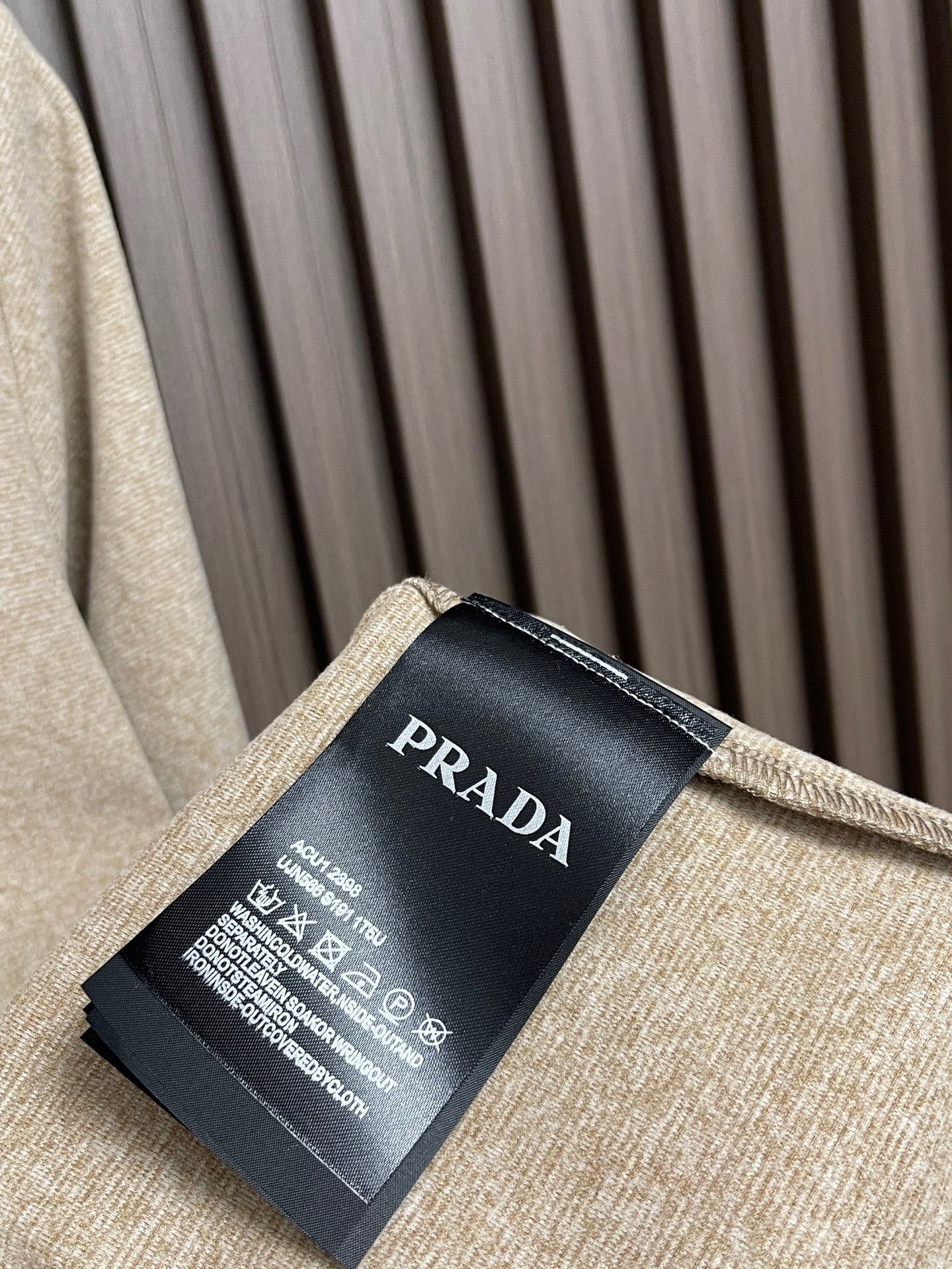 🛒🛒PRADA   三角标高领长袖T恤，传统简约魅力与运动格调于此交汇。修身轮廓结合高圆领设计，以标志性三角形徽标点睛，