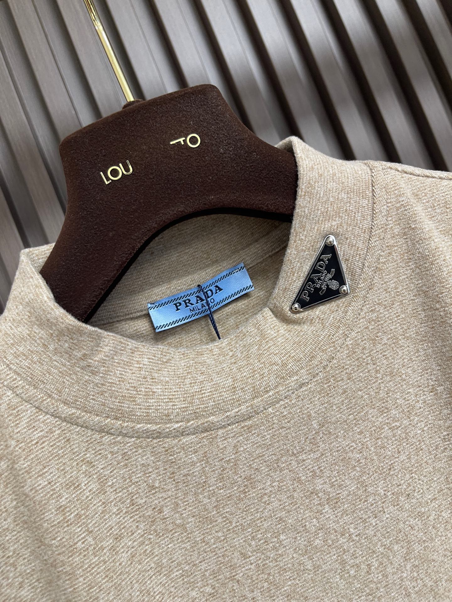 🛒🛒PRADA   三角标高领长袖T恤，传统简约魅力与运动格调于此交汇。修身轮廓结合高圆领设计，以标志性三角形徽标点睛，