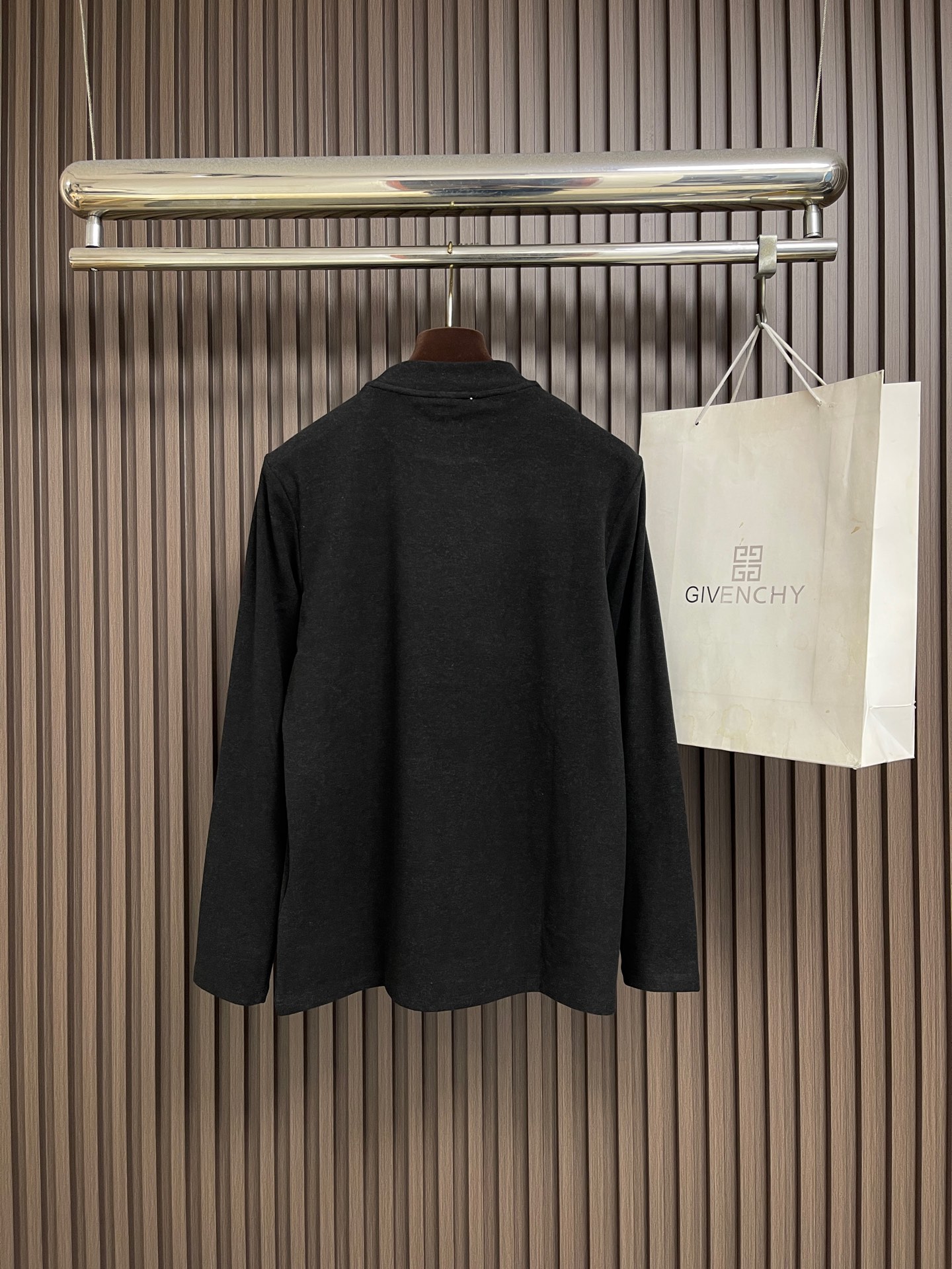 🛒🛒PRADA   三角标高领长袖T恤，传统简约魅力与运动格调于此交汇。修身轮廓结合高圆领设计，以标志性三角形徽标点睛，
