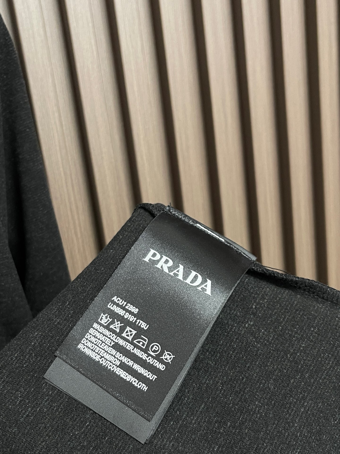 🛒🛒PRADA   三角标高领长袖T恤，传统简约魅力与运动格调于此交汇。修身轮廓结合高圆领设计，以标志性三角形徽标点睛，