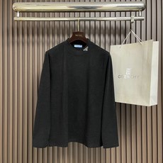 🛒🛒PRADA 三角标高领长袖T恤,传统简约魅力与运动格调于此交汇。修身轮廓结合高圆领设计,以标志性三角形徽标点睛, 🛒🛒PRADA 三角标高领长袖T恤,传统简约魅力与运动格调于此交汇。修身轮廓结合高圆领设计,以标志性三角形徽标点睛,