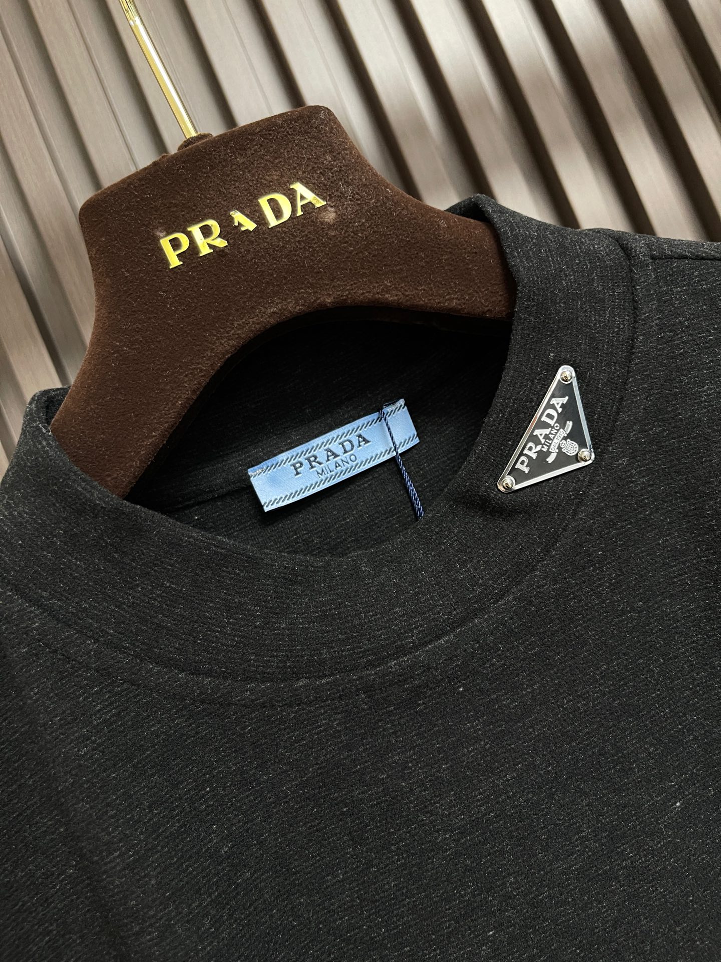 🛒🛒PRADA   三角标高领长袖T恤，传统简约魅力与运动格调于此交汇。修身轮廓结合高圆领设计，以标志性三角形徽标点睛，