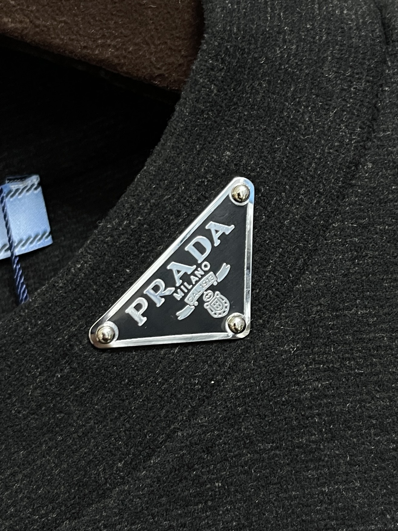 🛒🛒PRADA   三角标高领长袖T恤，传统简约魅力与运动格调于此交汇。修身轮廓结合高圆领设计，以标志性三角形徽标点睛，