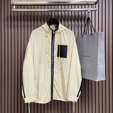 🛒🛒Loewe 皮革拼接连帽外套,松弛克制的轻户外成衣美学,温润皮革与利落机能面料巧妙碰撞,糅合度假式随性风骨与都市成衣 🛒🛒Loewe 皮革拼接连帽外套,松弛克制的轻户外成衣美学,温润皮革与利落机能面料巧妙碰撞,糅合度假式随性风骨与都市成衣