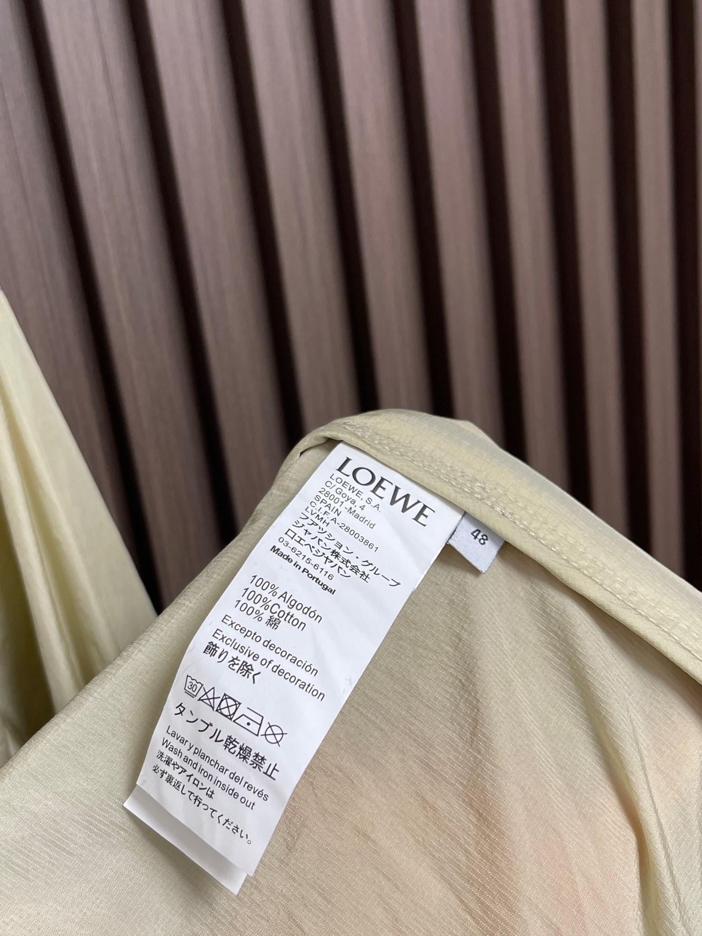 🛒🛒Loewe 皮革拼接连帽外套，松弛克制的轻户外成衣美学，温润皮革与利落机能面料巧妙碰撞，糅合度假式随性风骨与都市成衣