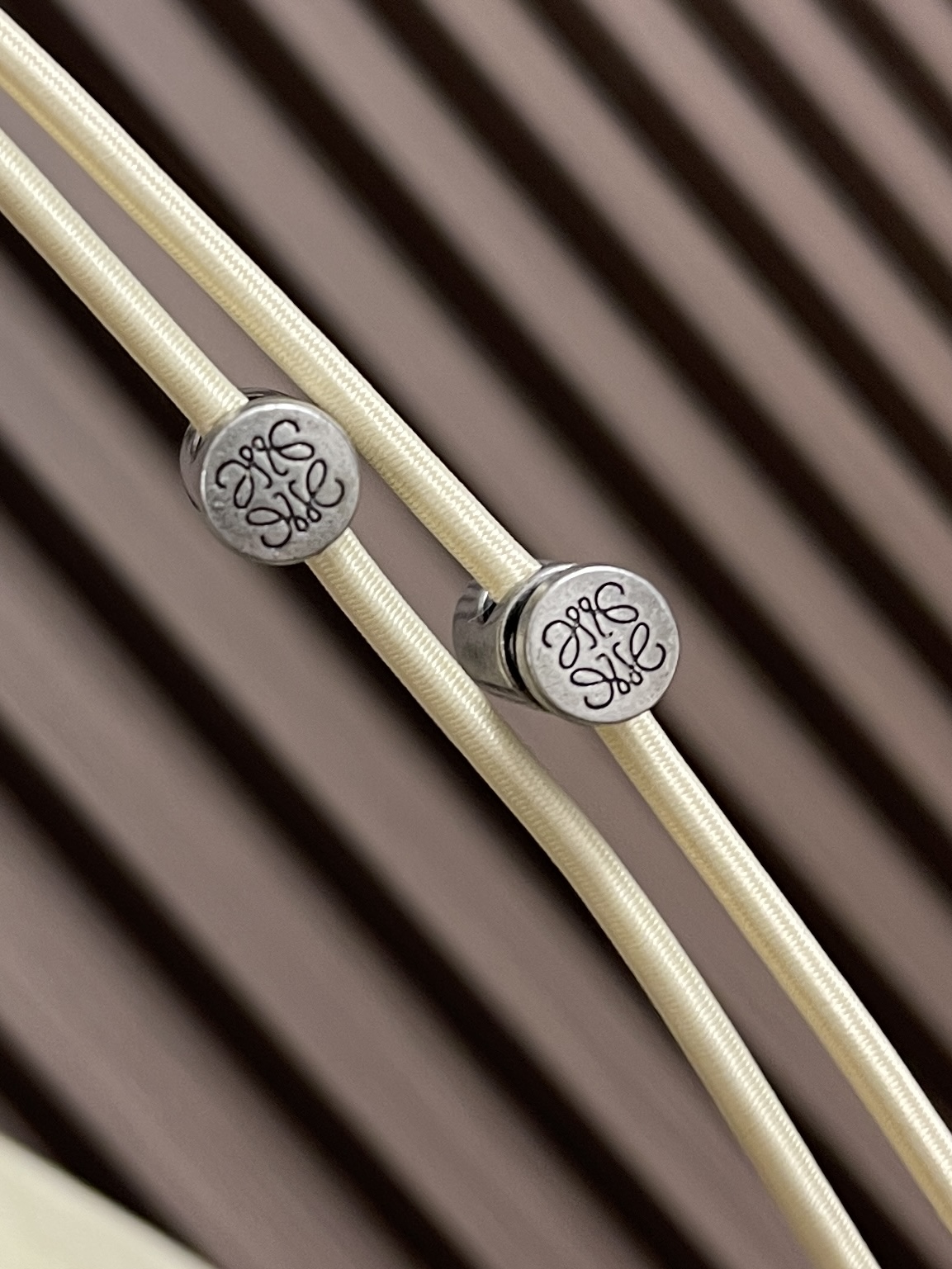 🛒🛒Loewe 皮革拼接连帽外套，松弛克制的轻户外成衣美学，温润皮革与利落机能面料巧妙碰撞，糅合度假式随性风骨与都市成衣