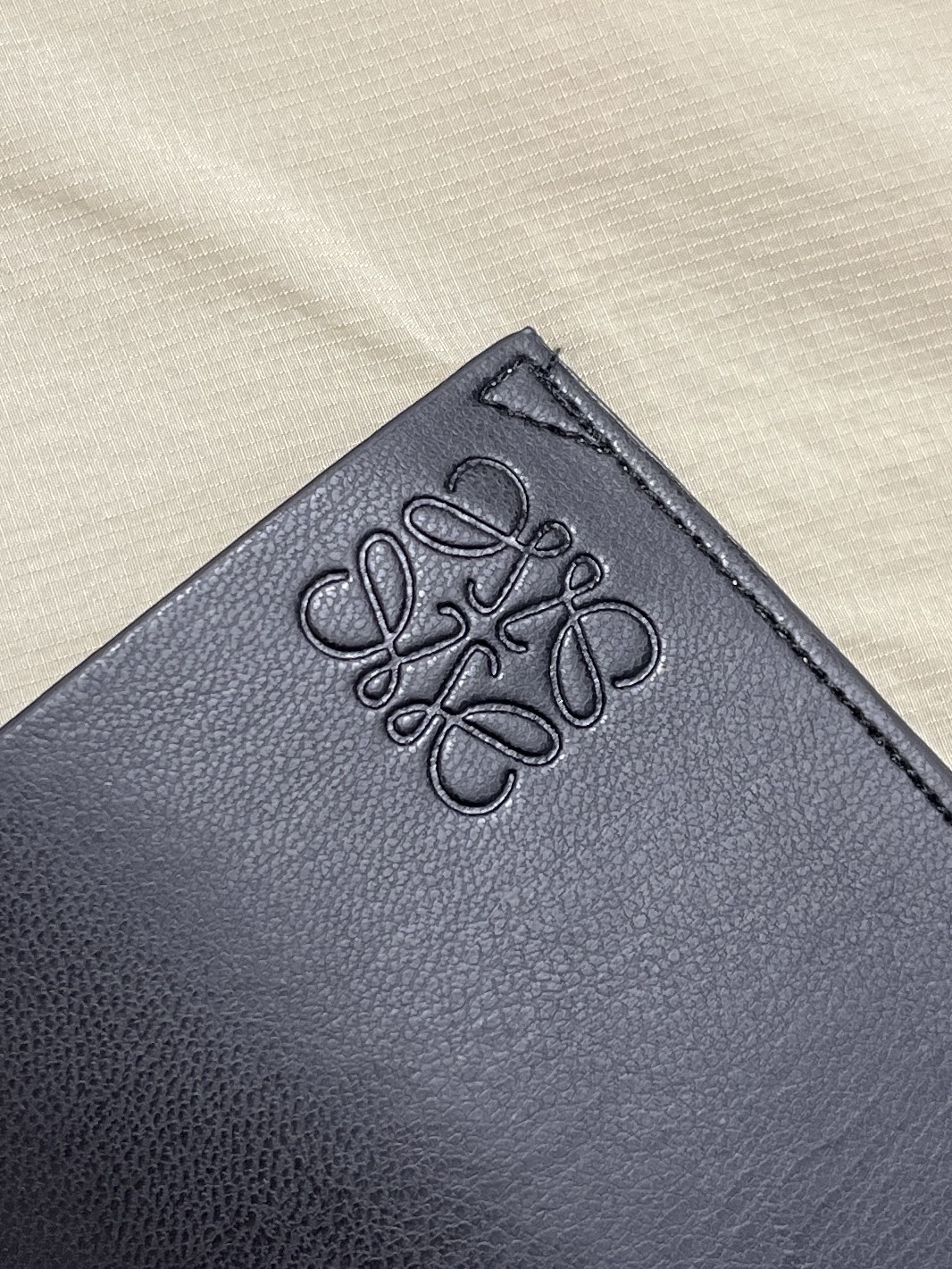 🛒🛒Loewe 皮革拼接连帽外套，松弛克制的轻户外成衣美学，温润皮革与利落机能面料巧妙碰撞，糅合度假式随性风骨与都市成衣