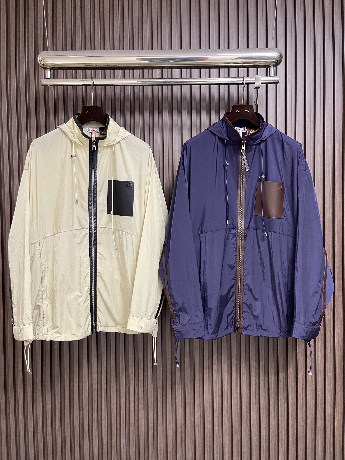 🛒🛒Loewe 皮革拼接连帽外套，松弛克制的轻户外成衣美学，温润皮革与利落机能面料巧妙碰撞，糅合度假式随性风骨与都市成衣