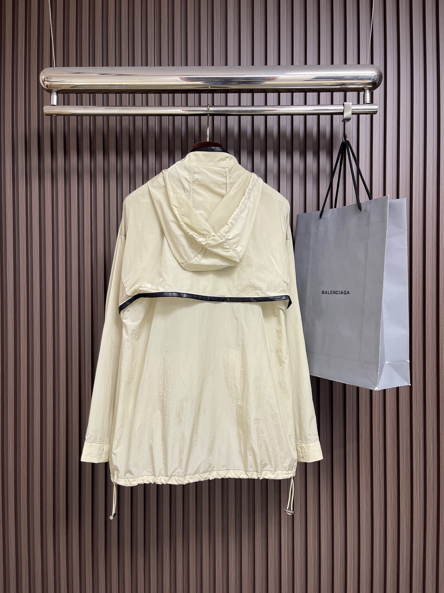 🛒🛒Loewe 皮革拼接连帽外套，松弛克制的轻户外成衣美学，温润皮革与利落机能面料巧妙碰撞，糅合度假式随性风骨与都市成衣
