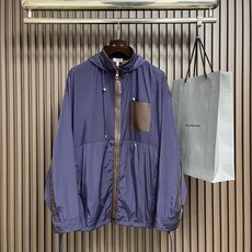 🛒🛒Loewe 皮革拼接连帽外套,松弛克制的轻户外成衣美学,温润皮革与利落机能面料巧妙碰撞,糅合度假式随性风骨与都市成衣 🛒🛒Loewe 皮革拼接连帽外套,松弛克制的轻户外成衣美学,温润皮革与利落机能面料巧妙碰撞,糅合度假式随性风骨与都市成衣