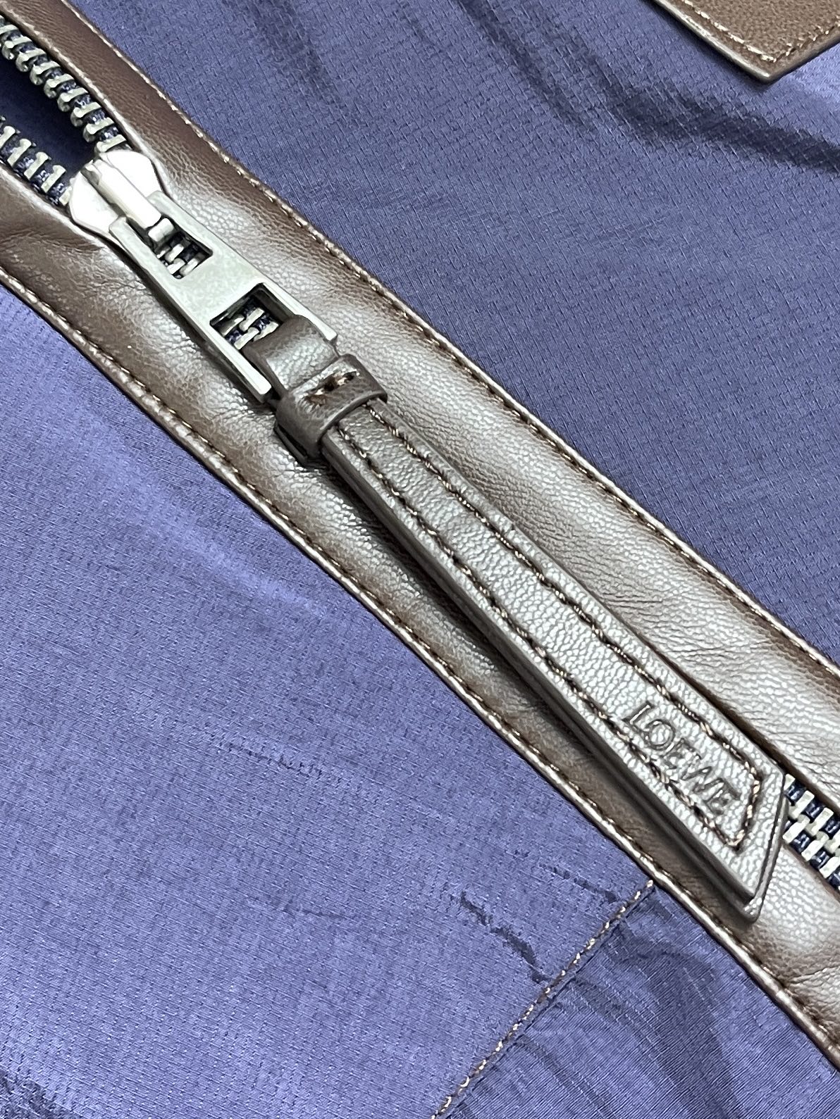 🛒🛒Loewe 皮革拼接连帽外套，松弛克制的轻户外成衣美学，温润皮革与利落机能面料巧妙碰撞，糅合度假式随性风骨与都市成衣