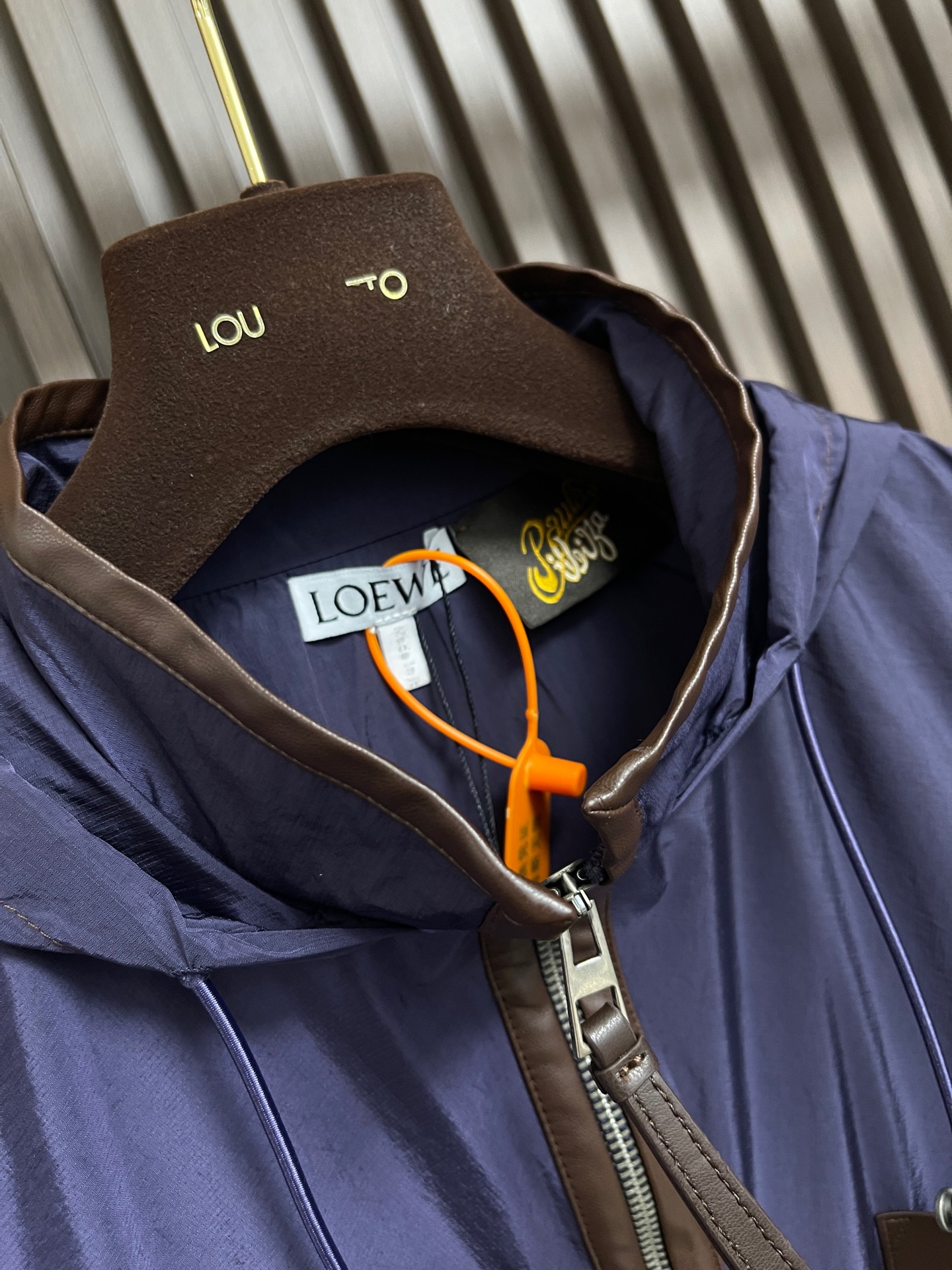 🛒🛒Loewe 皮革拼接连帽外套，松弛克制的轻户外成衣美学，温润皮革与利落机能面料巧妙碰撞，糅合度假式随性风骨与都市成衣