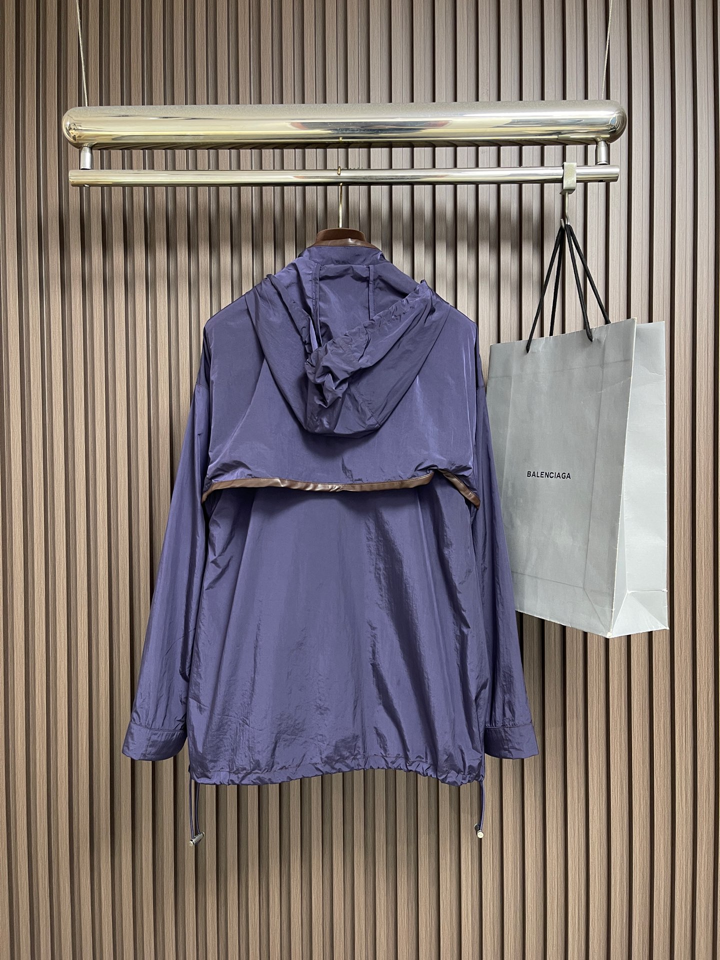 🛒🛒Loewe 皮革拼接连帽外套，松弛克制的轻户外成衣美学，温润皮革与利落机能面料巧妙碰撞，糅合度假式随性风骨与都市成衣