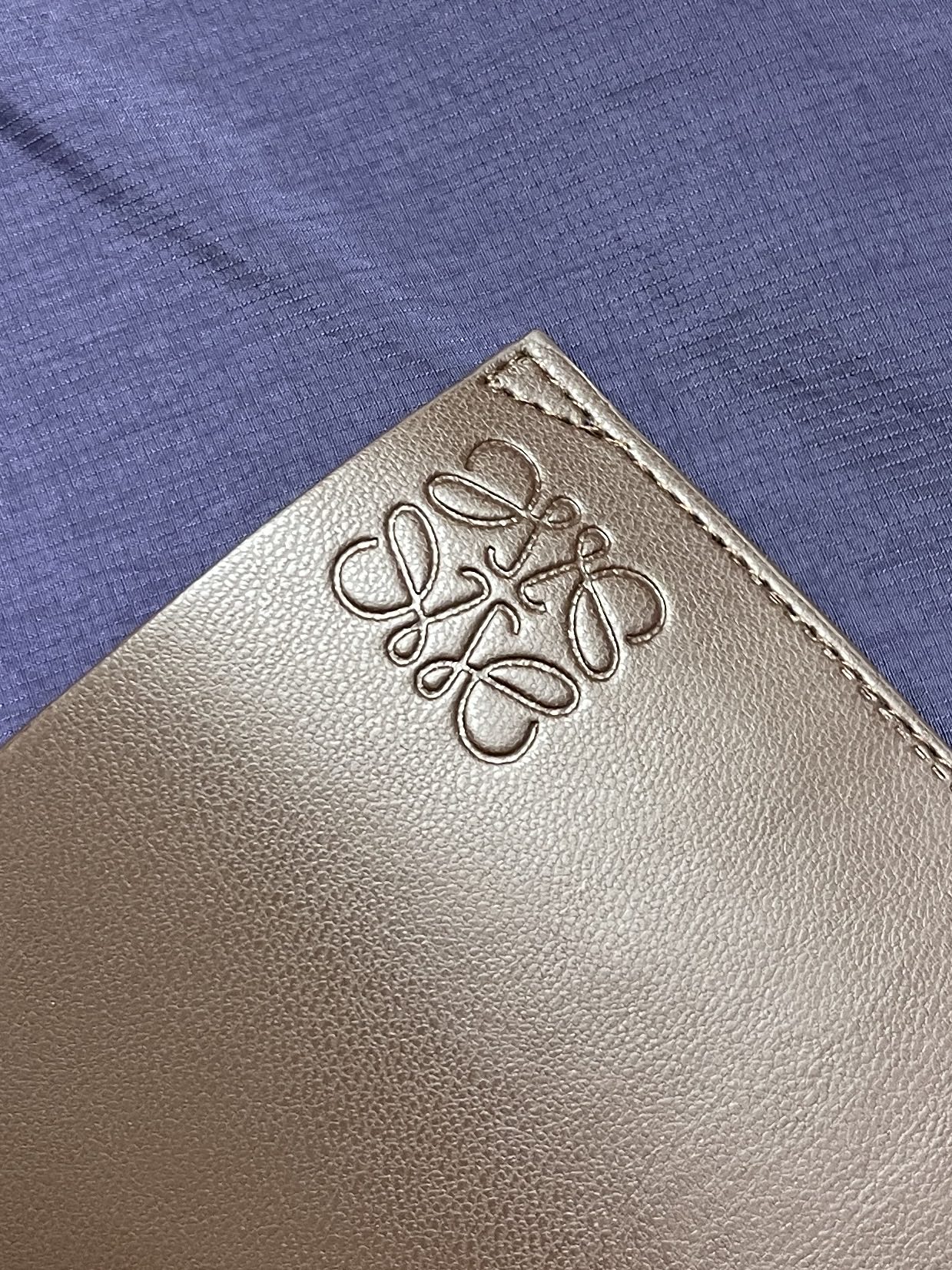 🛒🛒Loewe 皮革拼接连帽外套，松弛克制的轻户外成衣美学，温润皮革与利落机能面料巧妙碰撞，糅合度假式随性风骨与都市成衣
