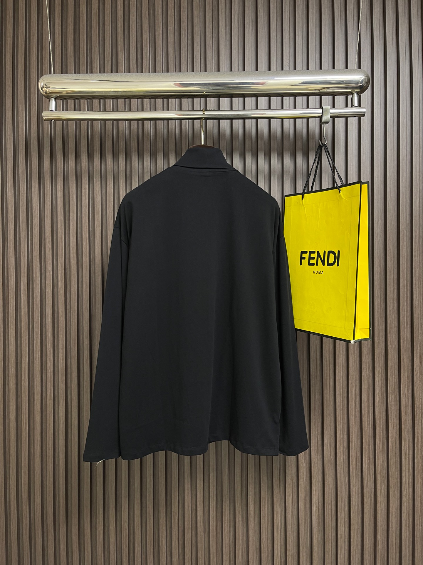 🛒🛒Loewe 字母印花高领打底衫长袖T恤,100%纯棉面料,布面肌理细腻平滑 领口字母运用胶印工艺,先经由网版将胶浆均 🛒🛒Loewe 字母印花高领打底衫长袖T恤,100%纯棉面料,布面肌理细腻平滑 领口字母运用胶印工艺,先经由网版将胶浆均