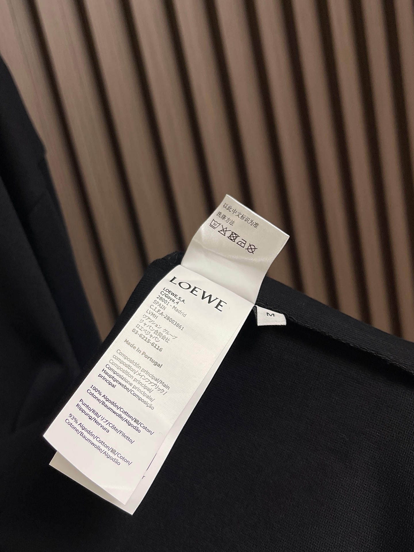 🛒🛒Loewe 字母印花高领打底衫长袖T恤,100%纯棉面料,布面肌理细腻平滑 领口字母运用胶印工艺,先经由网版将胶浆均 🛒🛒Loewe 字母印花高领打底衫长袖T恤,100%纯棉面料,布面肌理细腻平滑 领口字母运用胶印工艺,先经由网版将胶浆均