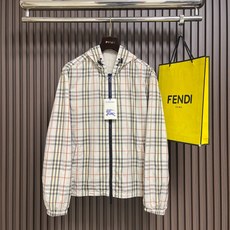 🛒🛒Burberry 双面穿格纹连帽外套,两面分别采用100%聚酯纤维格纹面料、100%聚酰胺纯色面料,两种面料均采用高 🛒🛒Burberry 双面穿格纹连帽外套,两面分别采用100%聚酯纤维格纹面料、100%聚酰胺纯色面料,两种面料均采用高