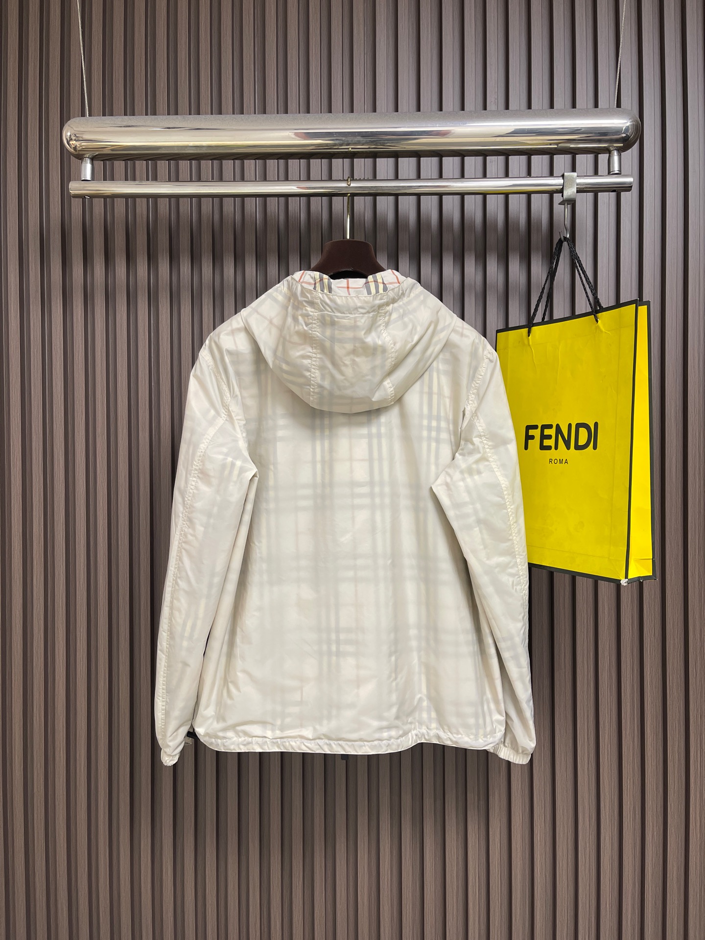 🛒🛒Burberry 双面穿格纹连帽外套,两面分别采用100%聚酯纤维格纹面料、100%聚酰胺纯色面料,两种面料均采用高 🛒🛒Burberry 双面穿格纹连帽外套,两面分别采用100%聚酯纤维格纹面料、100%聚酰胺纯色面料,两种面料均采用高