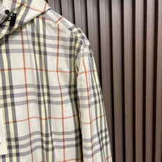 🛒🛒Burberry 双面穿格纹连帽外套,两面分别采用100%聚酯纤维格纹面料、100%聚酰胺纯色面料,两种面料均采用高 🛒🛒Burberry 双面穿格纹连帽外套,两面分别采用100%聚酯纤维格纹面料、100%聚酰胺纯色面料,两种面料均采用高