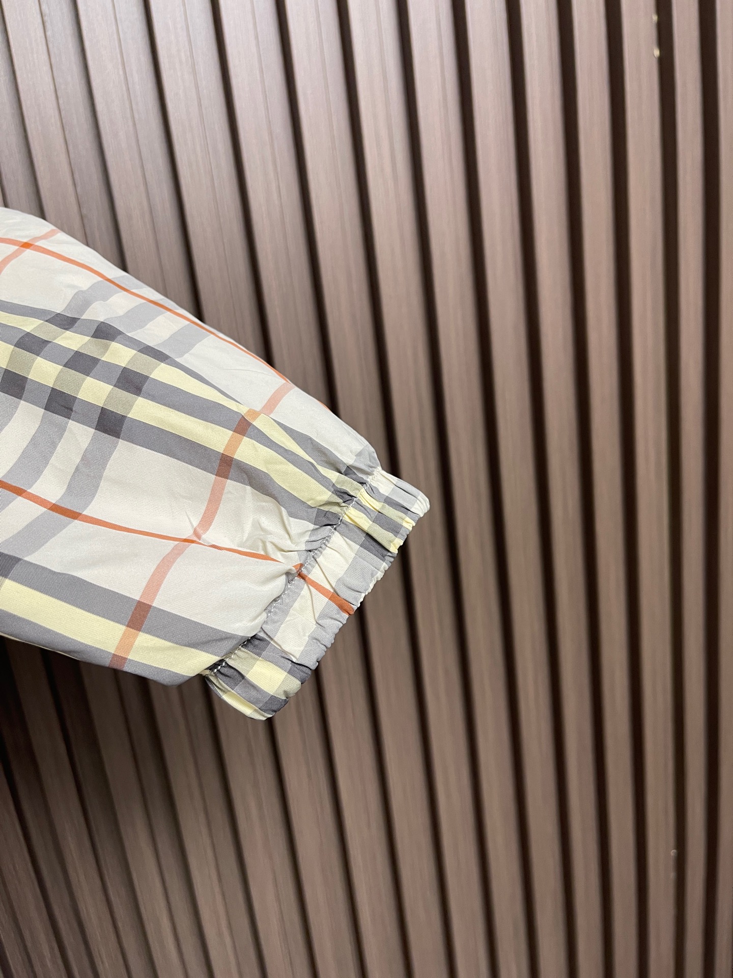 🛒🛒Burberry 双面穿格纹连帽外套,两面分别采用100%聚酯纤维格纹面料、100%聚酰胺纯色面料,两种面料均采用高 🛒🛒Burberry 双面穿格纹连帽外套,两面分别采用100%聚酯纤维格纹面料、100%聚酰胺纯色面料,两种面料均采用高