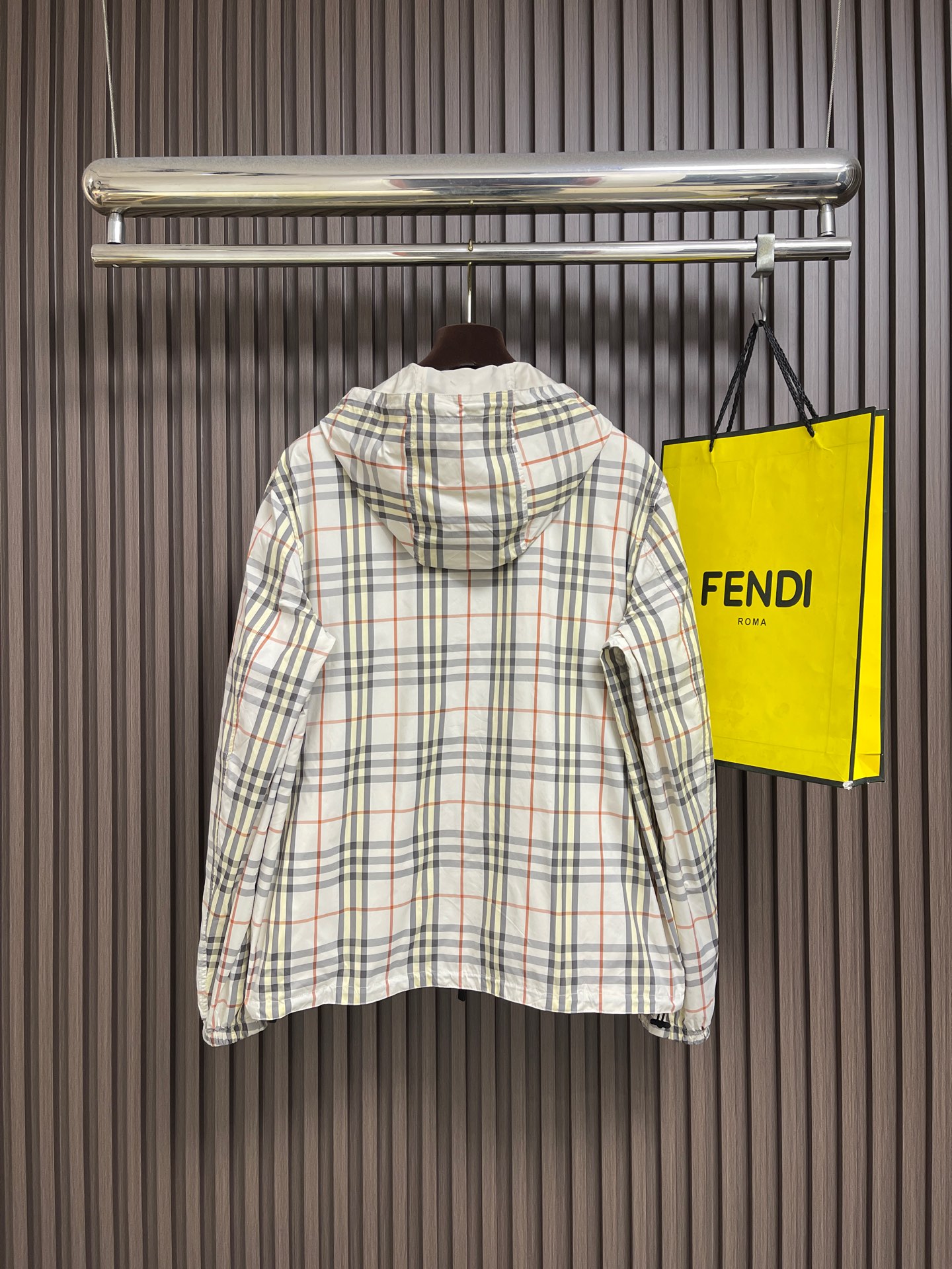 🛒🛒Burberry 双面穿格纹连帽外套,两面分别采用100%聚酯纤维格纹面料、100%聚酰胺纯色面料,两种面料均采用高 🛒🛒Burberry 双面穿格纹连帽外套,两面分别采用100%聚酯纤维格纹面料、100%聚酰胺纯色面料,两种面料均采用高