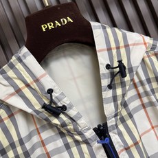 🛒🛒Burberry 双面穿格纹连帽外套,两面分别采用100%聚酯纤维格纹面料、100%聚酰胺纯色面料,两种面料均采用高 🛒🛒Burberry 双面穿格纹连帽外套,两面分别采用100%聚酯纤维格纹面料、100%聚酰胺纯色面料,两种面料均采用高