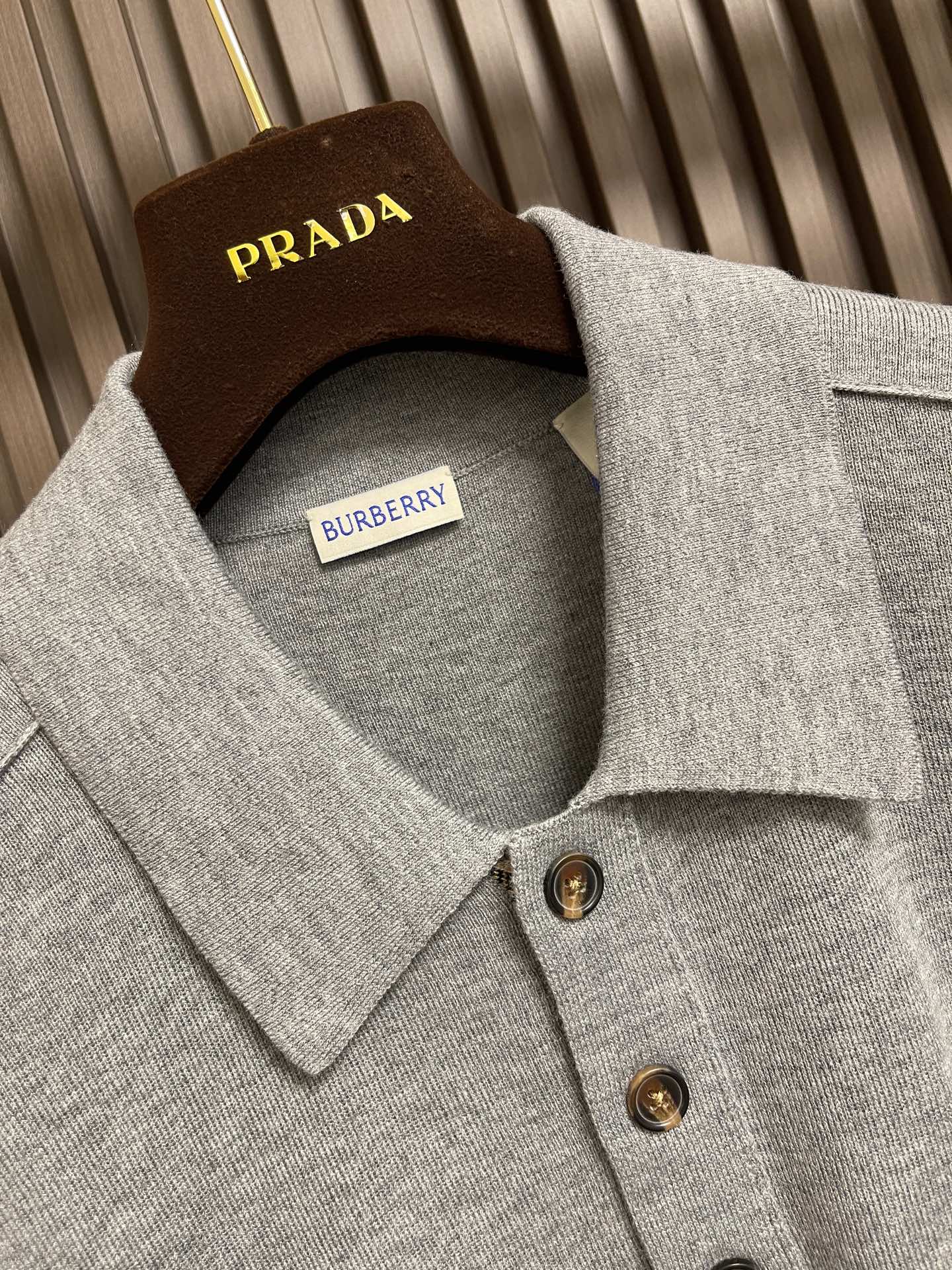 🛒🛒Burberry 长袖针织衫Polo，袖口、下摆与衣身采用一体织成工艺，无需拼接缝份，整体线条连贯流畅；减少多余接缝