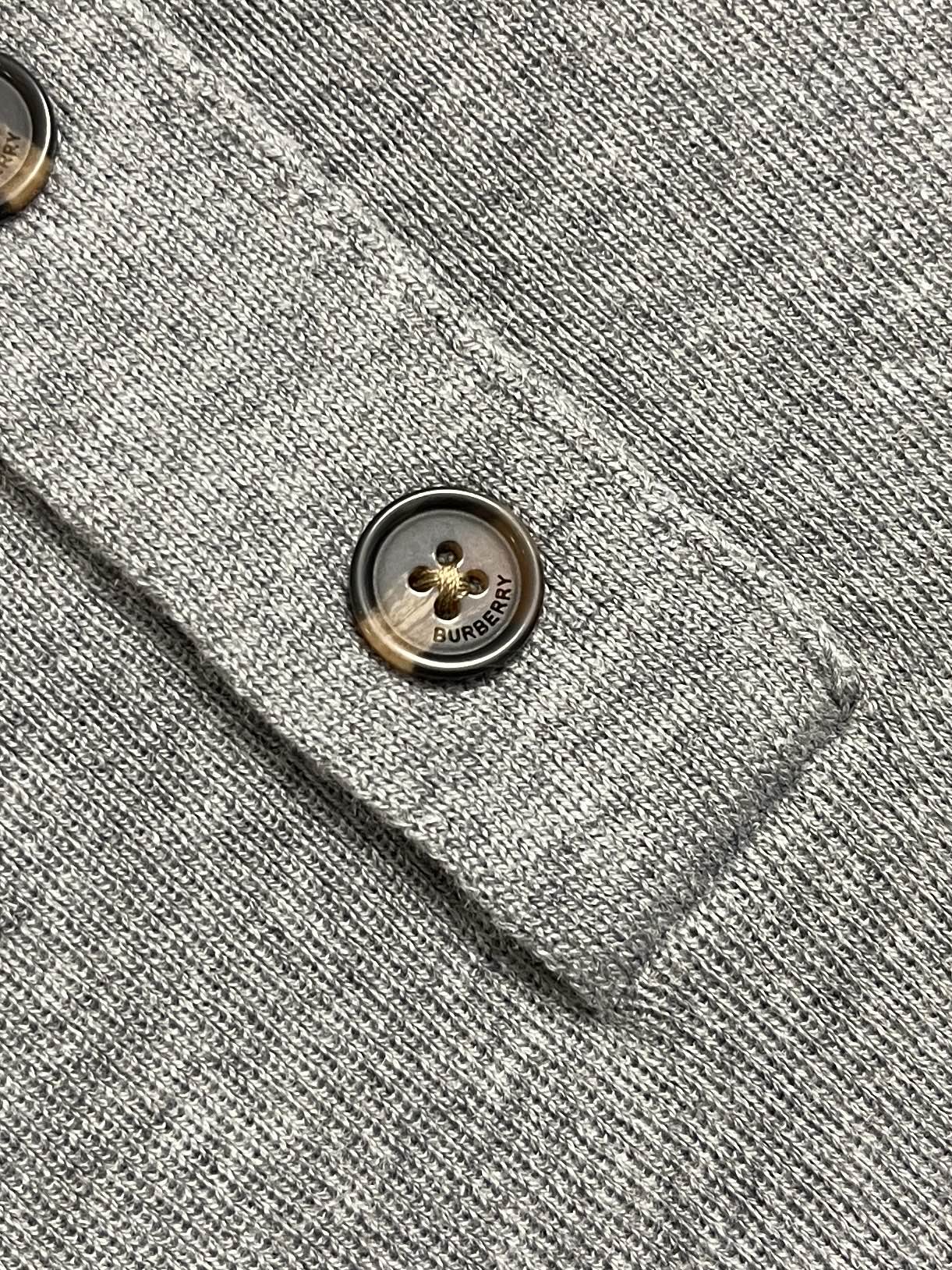 🛒🛒Burberry 长袖针织衫Polo，袖口、下摆与衣身采用一体织成工艺，无需拼接缝份，整体线条连贯流畅；减少多余接缝