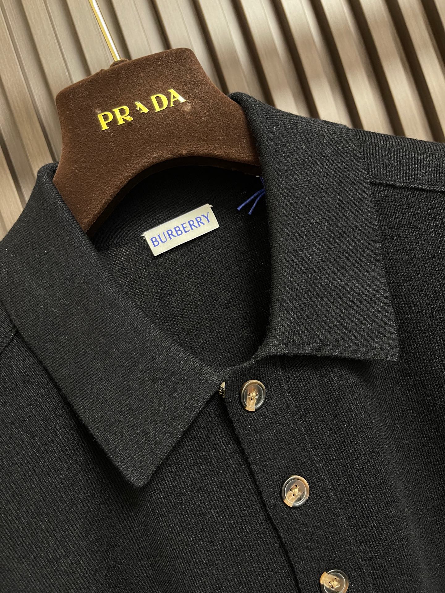 🛒🛒Burberry 长袖针织衫Polo，袖口、下摆与衣身采用一体织成工艺，无需拼接缝份，整体线条连贯流畅；减少多余接缝