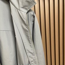 🛒🛒Prada 饰刺绣科技棉夹克外套,甄选科技棉织物面料,布面肌理细密平整,自带细腻规整的编织纹理,触感干爽利落。同时其 🛒🛒Prada 饰刺绣科技棉夹克外套,甄选科技棉织物面料,布面肌理细密平整,自带细腻规整的编织纹理,触感干爽利落。同时其