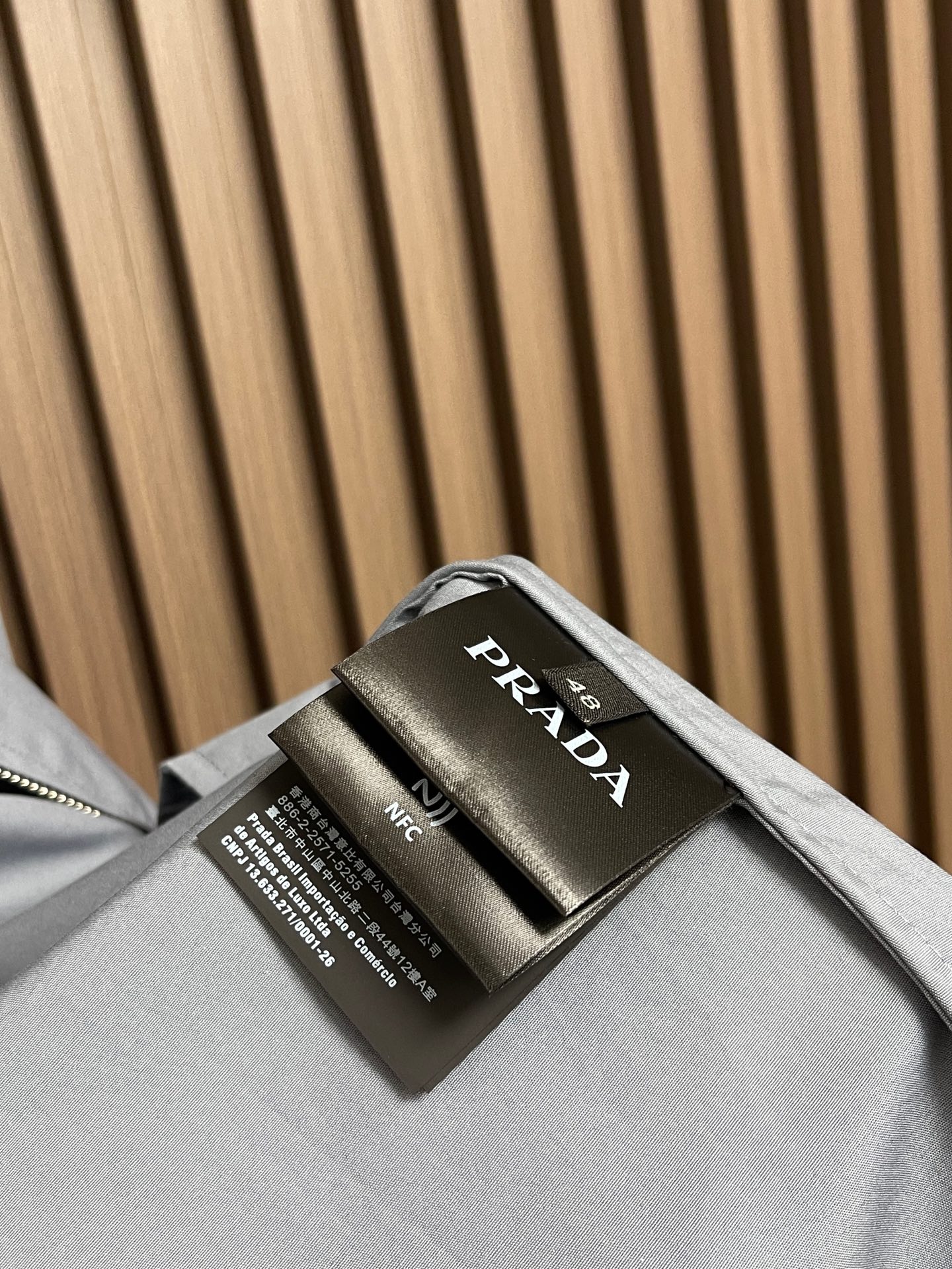 🛒🛒Prada 饰刺绣科技棉夹克外套,甄选科技棉织物面料,布面肌理细密平整,自带细腻规整的编织纹理,触感干爽利落。同时其 🛒🛒Prada 饰刺绣科技棉夹克外套,甄选科技棉织物面料,布面肌理细密平整,自带细腻规整的编织纹理,触感干爽利落。同时其